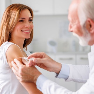 Influenza elleni védőoltás: melyik korosztálynak, és milyen betegségek mellett a legfontosabb kérni? című cikk nyitóképe