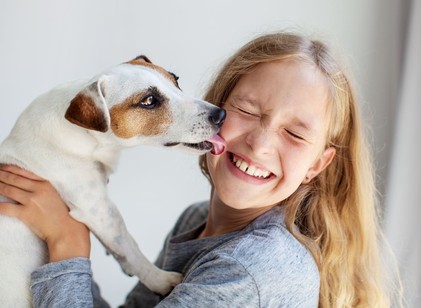 Gyerek és kutya: a biztonságos barátság titka – így tanítsa meg gyermekének a kutyák nyelvét című cikk nyitóképe