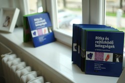 A felújítás során a teret olyan eszközökkel és bútorokkal látták el, amelyek elősegítik a diákok közötti interakciót és együttműködést.  