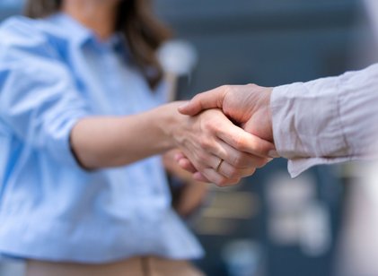 Hogyan hibázhat ennyi ember egy olyan egyszerű dologban, mint a kézfogás? Pszichológus mondja el, milyen a jó kézfogás című cikk nyitóképe