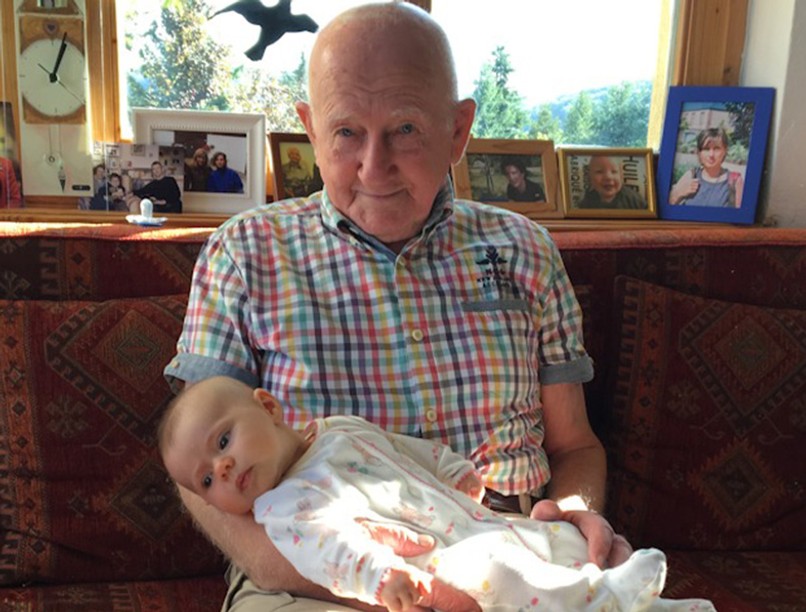Gyuri bácsi a dédunokájaval