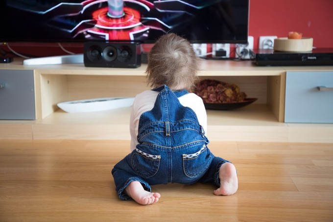 Baj, ha alvó csecsemő mellett megy a TV? Az orvos válaszol című cikk nyitóképe