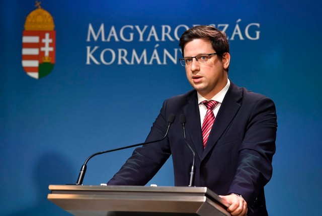 Döntött a kormány: nem lesz több nyugati vakcina, keddtől fizetős a parkolás