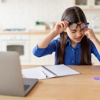 Látássérült gyermekeket nevelő szülőknek szóló beszélgetéssorozatot indított a KORE című cikk nyitóképe