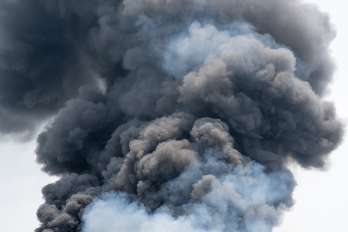 Robbanás az akkuüzemben: 60 ezer embert érhet el a mérgező gázfelhő című cikk nyitóképe