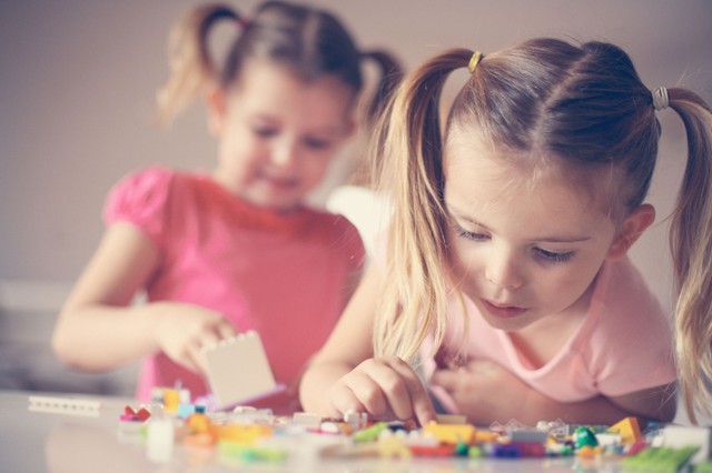 Kislányom lenyelt egy pici legót - mire figyeljek? Az orvos válaszol