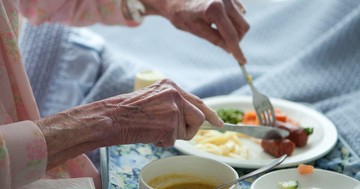  Ezek az ételek lopják el a fiatalságot: 8 kedvenc étel, ami idő előtt megöregít – észre sem veszi, miért fakul a bőre! 