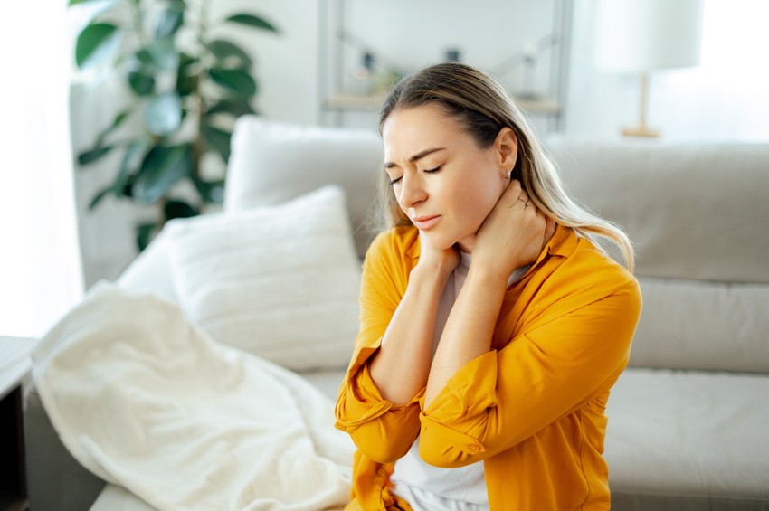 A nyakfájás leggyakrabban helytelen testtartás, stressz, rossz alvási pozíció, vagy ülőmunka miatti izommerevségből és feszülésből ered, ami kisugározhat a fejbe, vállakba, karokba, de okozhatja porckorong-probléma, idegbecsípődés vagy sérülés is. Kezelése lehet otthoni pihentetés, fájdalomcsillapító, de a tartós panaszok esetén célzott gyógytorna, masszázs, és orvosi kivizsgálás (reumatológus, fizioterapeuta) is szükséges lehet a súlyosabb okok (pl. porckopás, gyulladás) kizárására, főleg, ha zsibbadás, szédülés is társul hozzá.