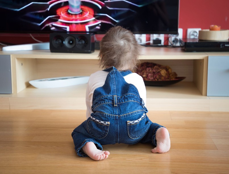 orvos válaszol baba TV képernyő