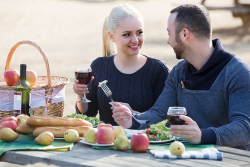 Bár nagyon sokat lehet hallani az alkohol káros hatásairól, időnként mégis érdemes meginni egy-egy pohár vörösbort! A mértékkel fogyasztott, jó minőségű bor ugyanis kifejezetten jót tehet az egészségünknek. Lássuk, hogyan!