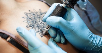 Milyen veszélyeket rejthet egy tetoválás? Az orvos válaszol
