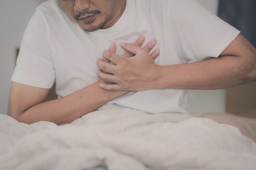 Heves szívdobogásra riad fel álmából éjszakánként? Nem csak szívbetegség okozhatja