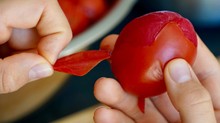Így hámozhatja meg a paradicsomot egyszerűen, pillanatok alatt – forrázás nélkül is című cikk nyitóképe