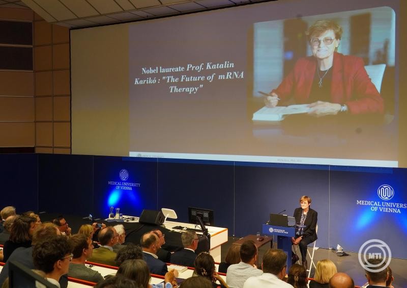 Karikó Katalin Nobel-díjas biokémikus Az mRNS-terápia jövője címmel előadást tart a Bécsi Általános Kórház és Egyetemi Oktató Kórház előadótermében, ahol a Bécsi Orvostudományi Egyetem díszdoktori címével és Semmelweis-érmével tüntették ki 2025. május 19-én.