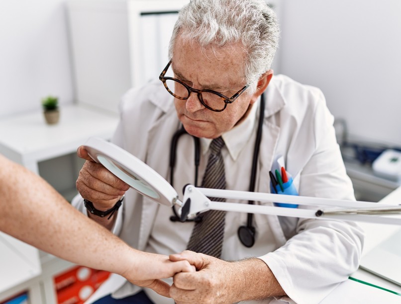 súlyos vérszegénység jelei bőrön vizeleten