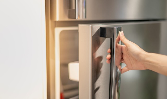 Tegyen egy papírlapot a hűtő ajtajába – fontos dolgot tudhat meg