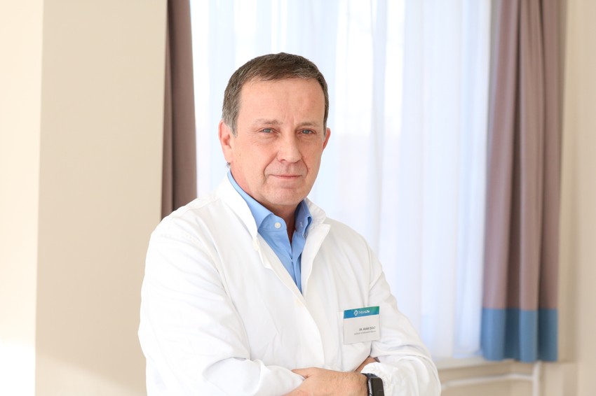 Dr. Ádám Zsolt, a TritonLife Róbert Magánkórház nagyforgalmú szülészeti osztályának szülész-nőgyógyász osztályvezető főorvosa / Fotó: TritonLife