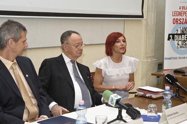 Balról jobbra található: Füzesi Brigitta, a CEOSZ elnöke, Dr. Hosszúfalusi Nóra, Prof. Dr. Kempler Péter, Dr. Beneda Attila, család-és népesedéspolitikáért felelős helyettes államtitkár, Zettwitz Sándor és Erős Antónia.