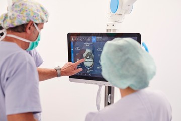 A ROSA®-t úgy tervezték, hogy segítse a sebészeket személyre szabottan, az adott beteg egyéni jellemzőihez igazítva behelyezni a protézist.