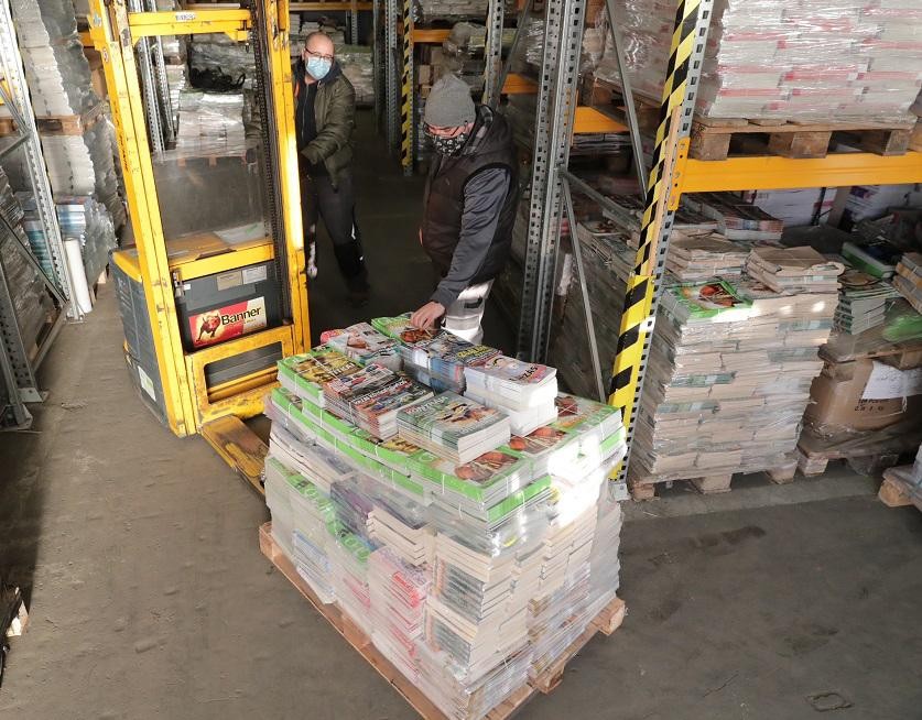 Regények és újságok az idősotthonok lakóinak