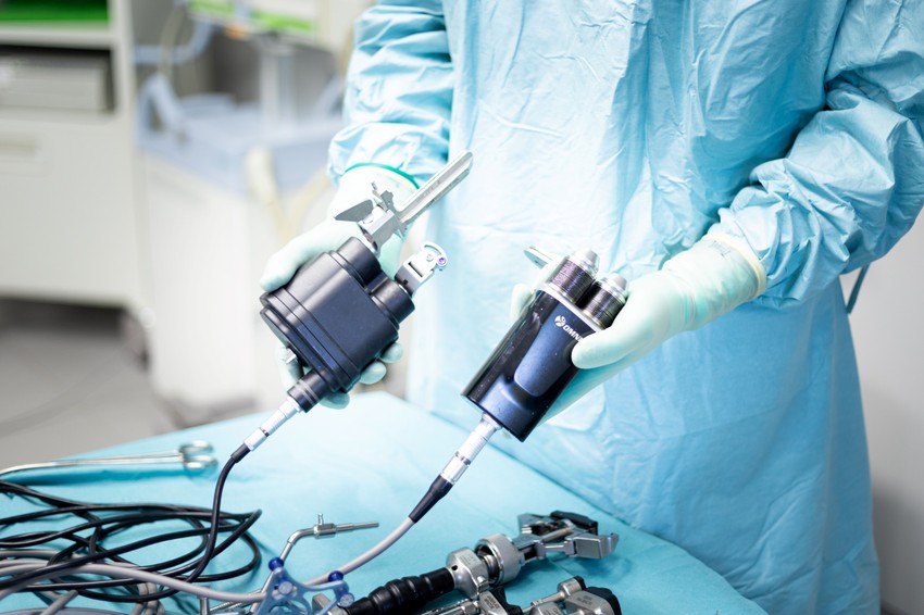 Dr. Domán István Ph.D., ortopédsebész főorvos speciális robottechnológiát alkalmaz, aminek köszönhetően pontosabb és személyre szabottabb műtétekre nyílt lehetőség itthon.