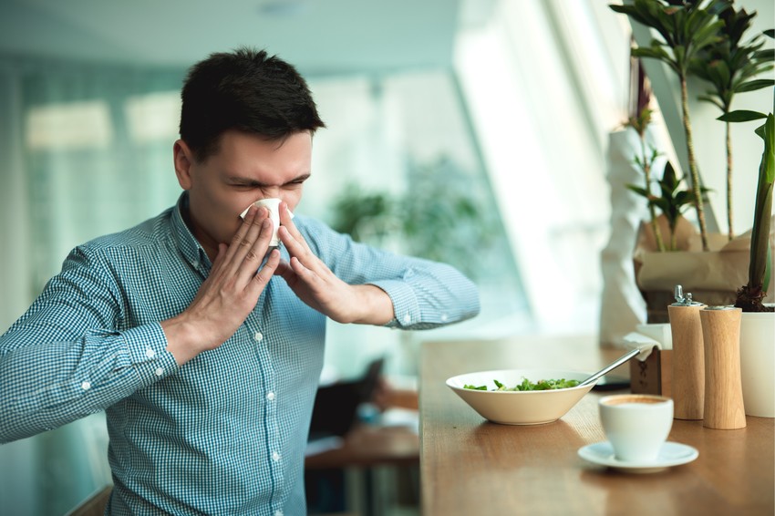 A légúti tüneteket étel indukálta rhinitis is okozhatja, de hisztamin intolerancia tünete is lehet, ha az étkezések közben gyakran nyúl a zsebkendőért.