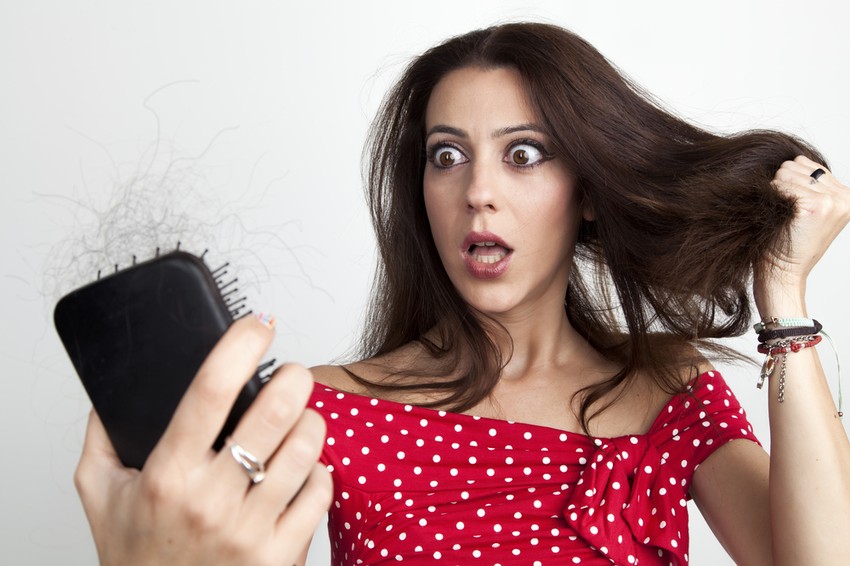A töredezett, erősen hulló haj megtépázza az önbizalmat. A nagyobb gond, hogy mindez nem csak hiúsági probléma.