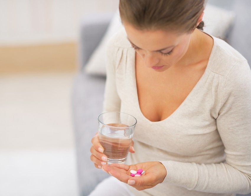 Közösülést megelőzően beszedett, ún. preventív antibiotikum alkalmazása elfogadott ugyan elfogadott, de hátránya, hogy a már megtörtént fertőzésnél a tüneteket gyakorta elfedi, viszont a betegség lappangó progresszióját nem befolyásolja.