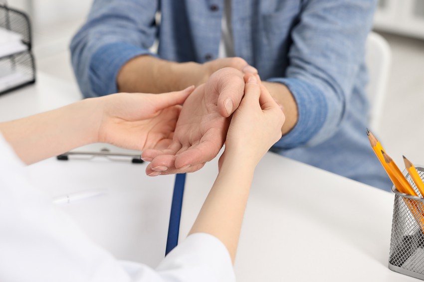 Hogyan kezelhető a porckopás?Az artrózis kezelésekor a legfontosabb cél a fájdalom csillapítása, az elvékonyodott porcanyag lehetőség szerinti pótlása, a porc további károsodásának megakadályozása és a gyulladás csökkentése.A konzervatív kezelés során a porcfelszínt regeneráló gyógyszereket kombinálják megfelelő gyógytornával és fizioterápiás (masszázs, gyógyfürdő) kezelésekkel.