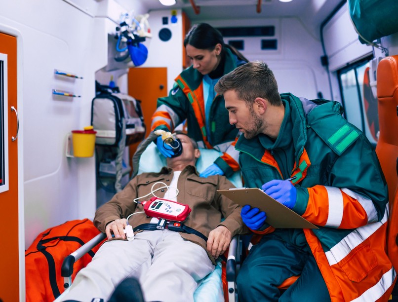 hírek mentő autó sziréna járda megáll