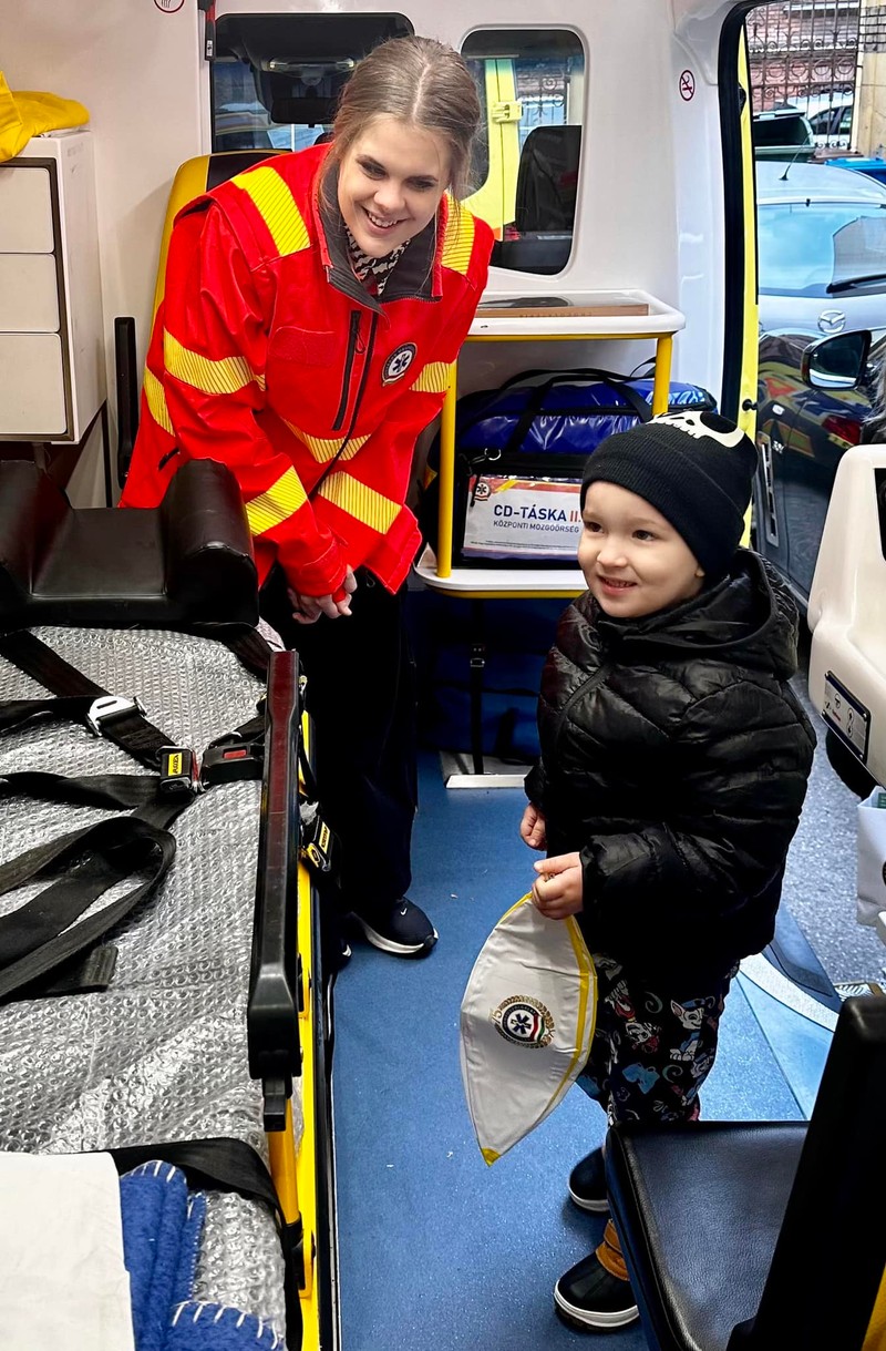 Szülinapi meglepetés: különleges kis vendég járt a Mentőpalotában