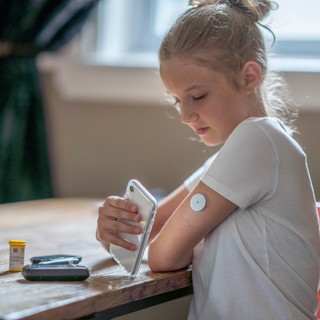 Az 1-es típusú cukorbeteg gyerekek maguknál tarthatják az iskolában a mobiltelefont című cikk nyitóképe