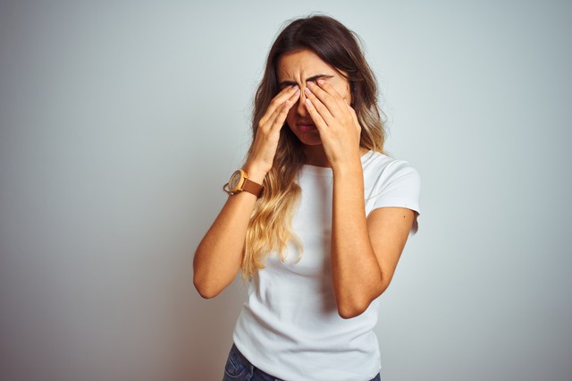 Szemekbe sugárzó fájdalom: ilyen, amikor ciszta okozza