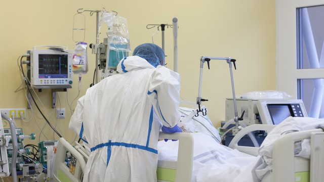 Koronavírus: annyi a fertőzött itthon, hogy újabb kórházakat vonnak be a betegek ellátásába