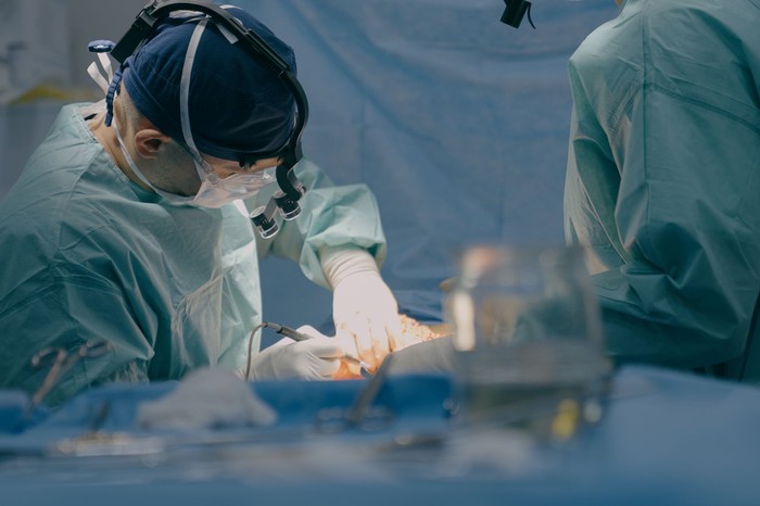 Szívműtét szike és a mellkas felnyitása nélkül – új fejezet nyílhat a nagy kockázatú beavatkozásoknál