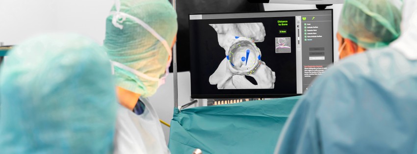 Előrehaladott stádiumban, vagy ha a konzervatív terápia nem hozott javulást, akkor protézis beültetése vagy enyhébb esetben arthroszkópiás beavatkozás is lehetséges.