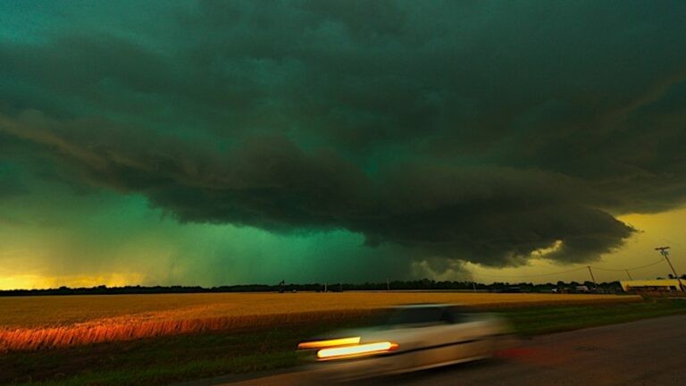 Zöld égbolt: viharra, tornádóra, jégesőre figyelmeztet.