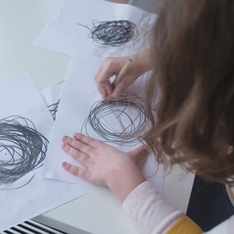 „Emberek helyett már csak köröket rajzolt ” – egy édesanya mesélt kislánya ritka gyermekkori demenciájáról című cikk nyitóképe