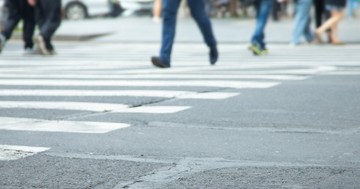 Ezt árulja el a személyiségéről, ha megköszöni a sofőrnek, hogy átengedi a zebrán