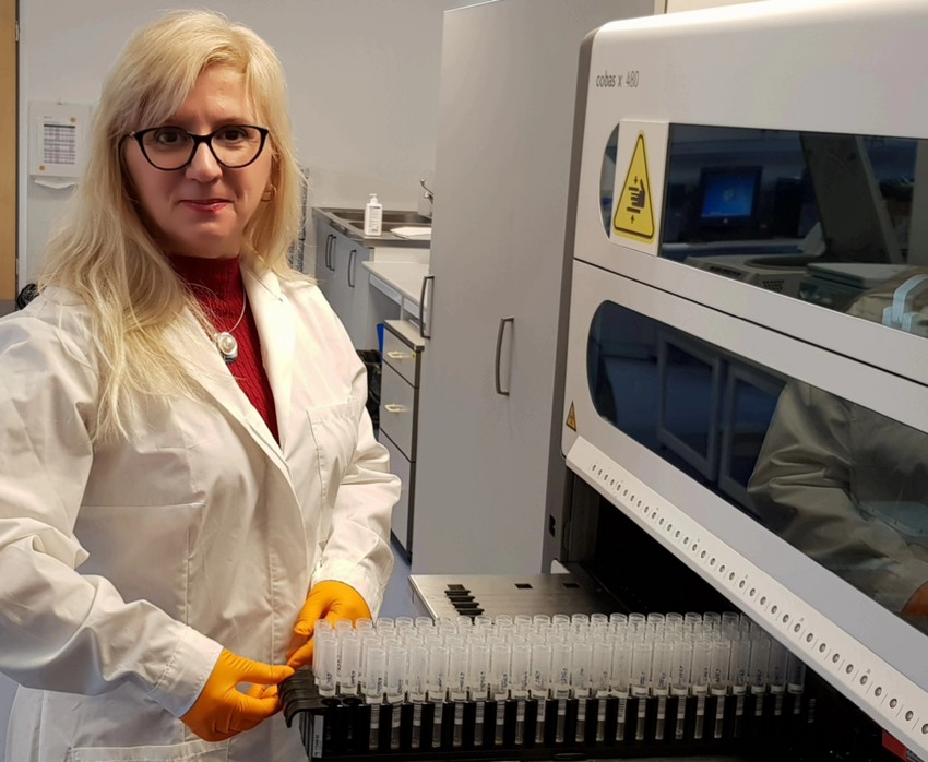 Dr. Benczik Márta, a HPV-szűrés mintáit feldolgozó pipettázó automata előtt