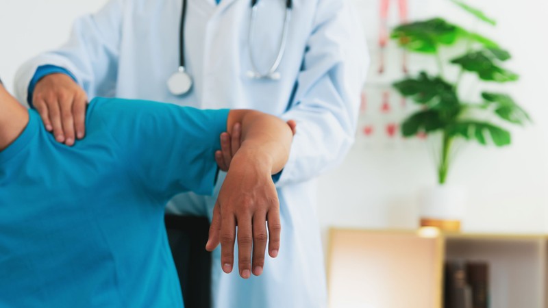 A befagyott váll-szindróma tünetei, vizsgálata és kezelése