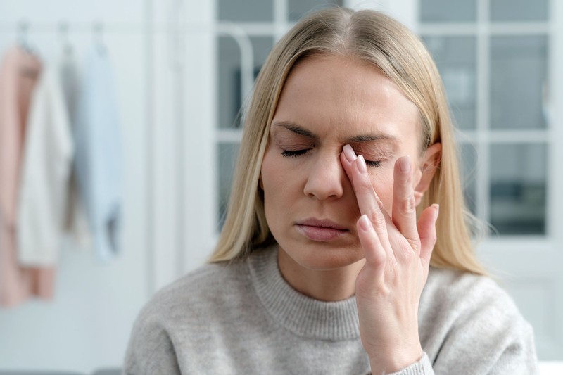 Rángatózik a szemhéja, hullik a haja? Így jelezhet a teste, ha vitaminhiánya van