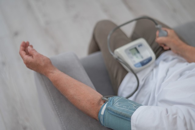 Egyik mérésnél magas, a másiknál meg alacsony a vérnyomása? Ekkortól számít károsnak