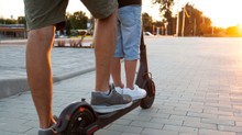 Ketten utaztak egy elektromos rolleren: súlyos fejsérülést szenvedett az egyik tinédzser című cikk nyitóképe