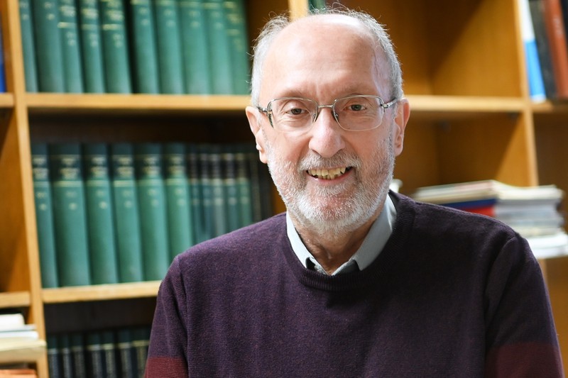 Új galektin inhibitor alapvázak – tervezés, szintézis és vizsgálat biokémiai és biofizikai módszerekkel – ezzel a munkacímmel vág bele a Debreceni Egyetem Természettudományi és Technológiai Kar Szerves Kémiai Tanszék professor emeritusának, Somsák Lászlónak a vezetésével a kutatásba a tudóscsoport.