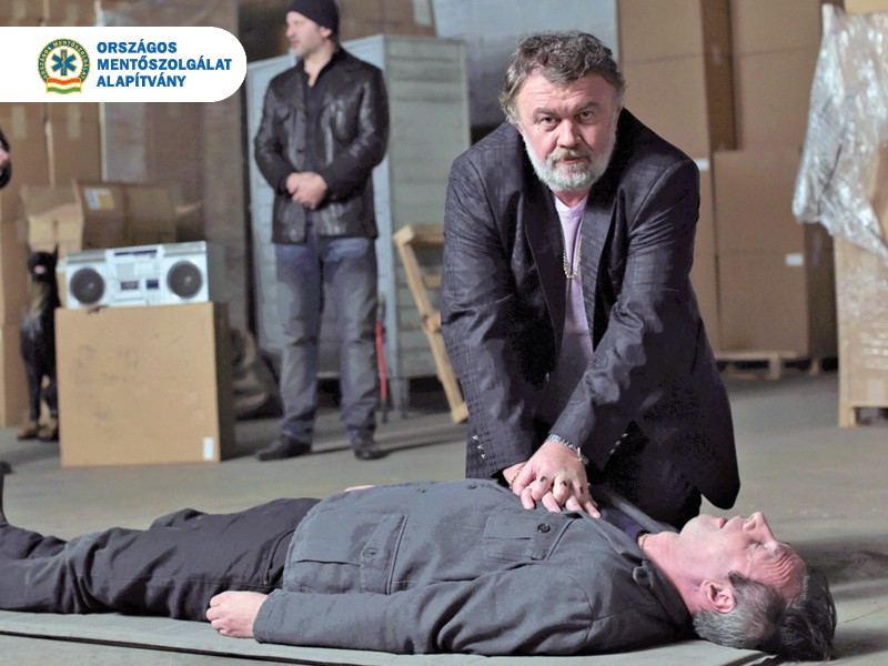 Hirtelen szívhalál - ne féljen segíteni! Ezt tegye, és életet menthet!