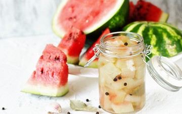 Ez a savanyúság tapasztalt háziasszonyként is meglepheti – ezért hódít ennyire a pácolt görögdinnyehéj