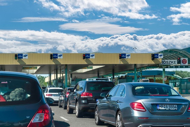 Újra kellett éleszteni egy fiatal nőt a röszkei határátkelőn
