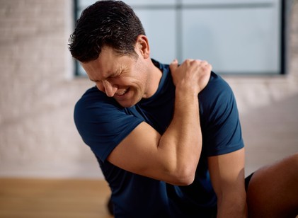 Sokan csak legyintenek a vállfájdalomra – pedig a májrákot is jelezhet című cikk nyitóképe