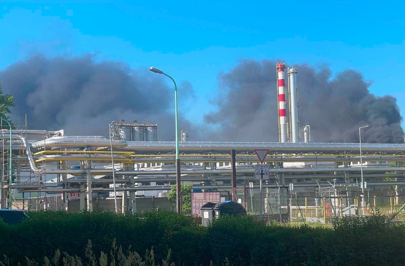 Robbanás a Mol tiszaújvárosi üzemében! Érkeznek a mentők, egy ember meghalt, többen súlyosan megsérültek